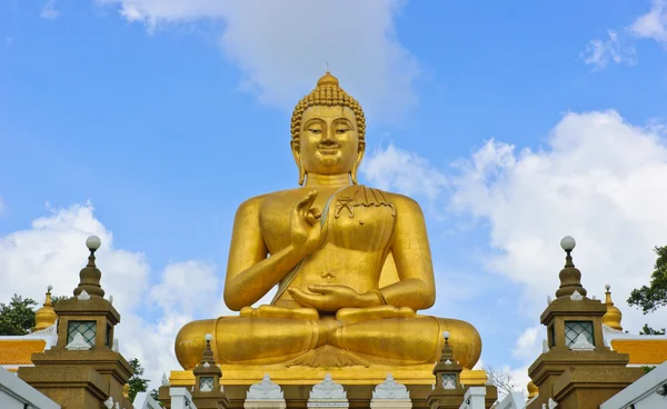 Улыбающаяся статуя Будды — стоковое фото