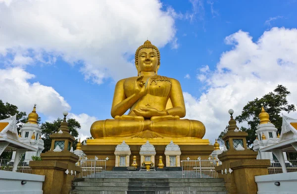 Goldene Buddha-Statue — Stockfoto
