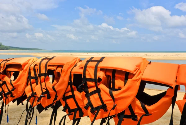 Coletes salva-vidas na praia — Fotografia de Stock