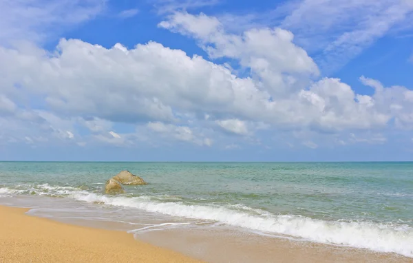 Pláž a moře s modrou oblohou — Stock fotografie