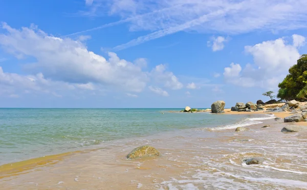 Playa y mar con rocas — Foto de Stock