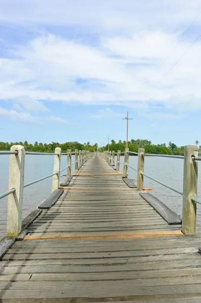 Ponte de madeira longa — Fotografia de Stock