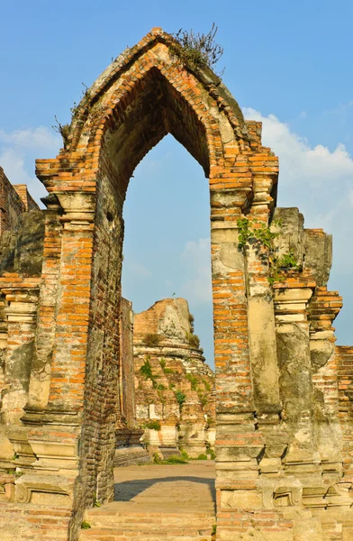 Ruïnes van de tempel deur — Stockfoto