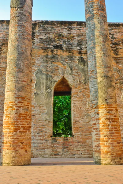 Anciens piliers en ruines temple — Photo