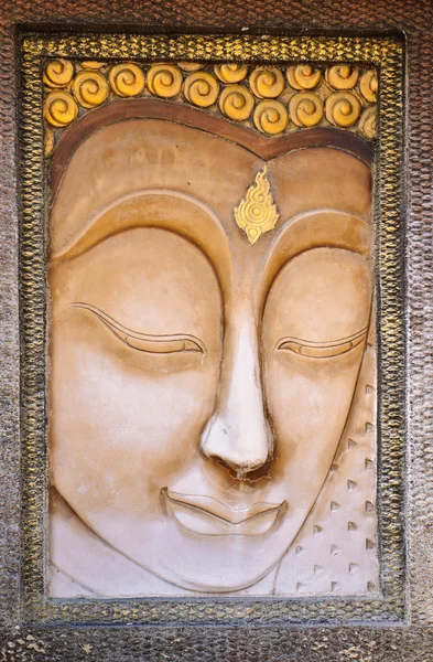 Buddha tvář vyřezal kamene v thajském stylu — Stock fotografie