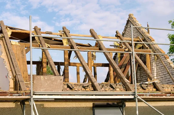 Dachstuhl abbrechen - treliça do telhado demolir 07 — Fotografia de Stock