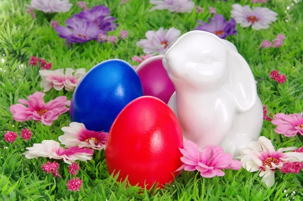 Huevos de Pascua en prado de flores 02 — Foto de Stock