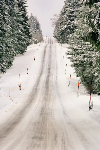 Estrada em montanhas de inverno 01 — Fotografia de Stock