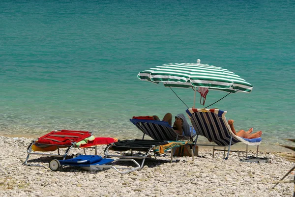 Parasol słońce i plaża krzesło 01 — Zdjęcie stockowe