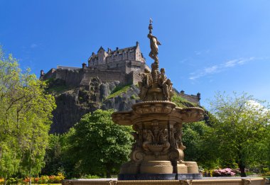 princes street bahçeleri edinburgh Kalesi'nin görünümü