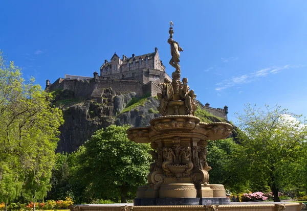 View of Edinburgh Castle from Princes Street Gardens — Stock Photo, Image