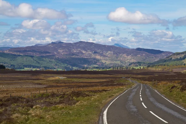 Droga przez szkockiego regionu highlands — Zdjęcie stockowe