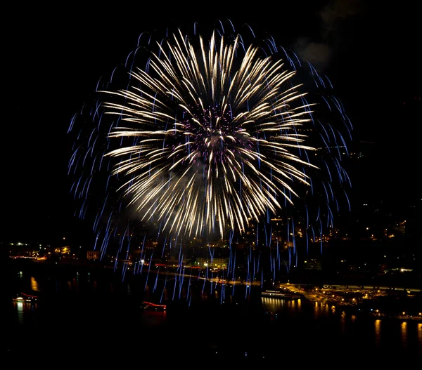 Artificii peste râul Rin — Fotografie, imagine de stoc