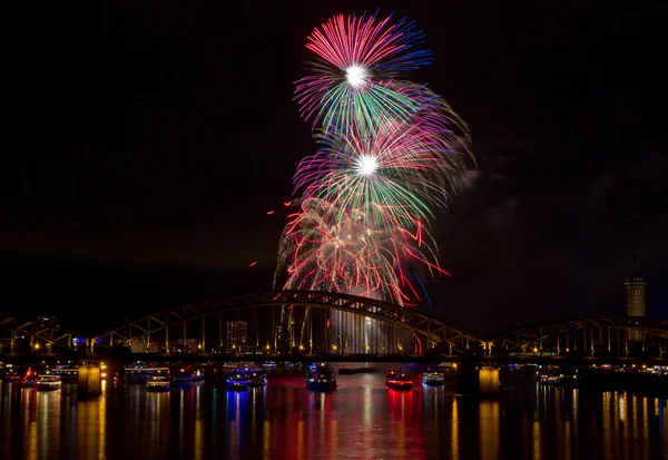 Fogos de artifício coloridos sobre o Reno — Fotografia de Stock