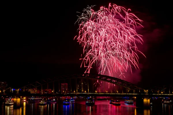 Artificii în lumini roșii — Fotografie, imagine de stoc