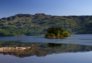 küçük bir ada üzerinde loch lomond