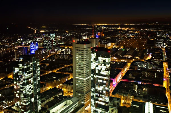Skyline van frankfurt's nachts — Stockfoto