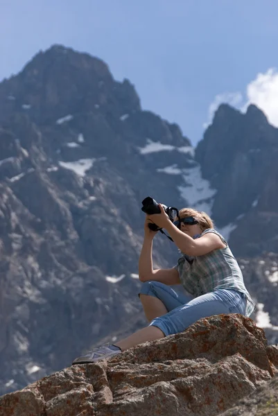 Fotógrafo na montanha — Fotografia de Stock