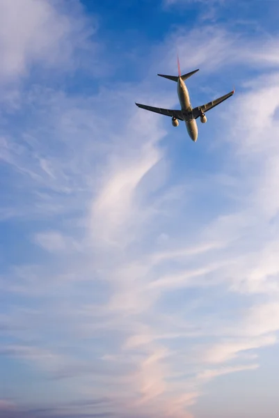 Bulutlar ve uçak — Stok fotoğraf