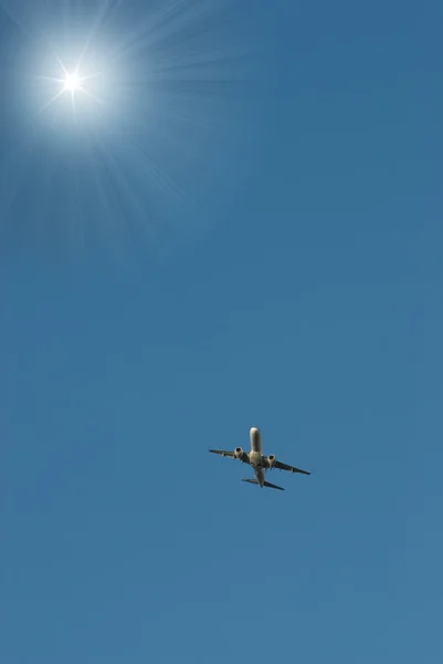 Gökyüzünde bir uçak — Stok fotoğraf