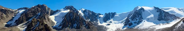 Felsige und schneebedeckte Gipfel — Stockfoto