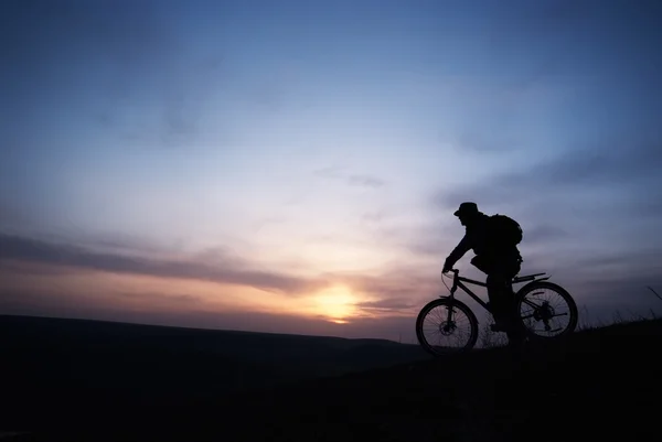 Silhuetten av en cyklist — Stockfoto