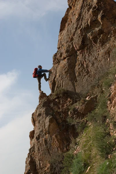Ορειβάτης με ένα σακίδιο — Φωτογραφία Αρχείου