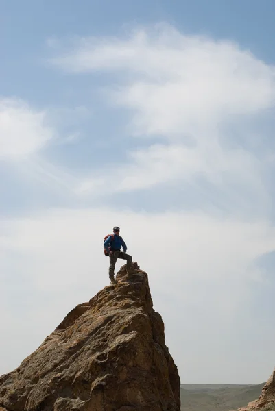 Climber stands at top — Stock Photo, Image