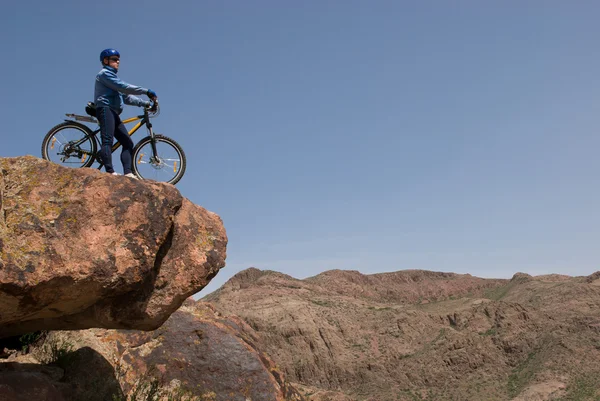 Cyklist på sten — Stockfoto