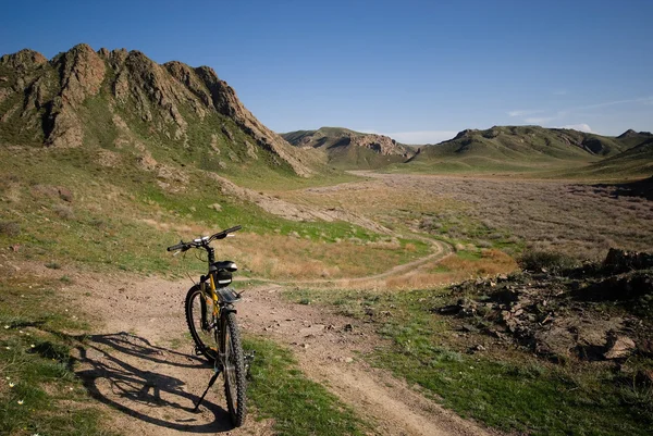 Cykel bland kullar — Stockfoto