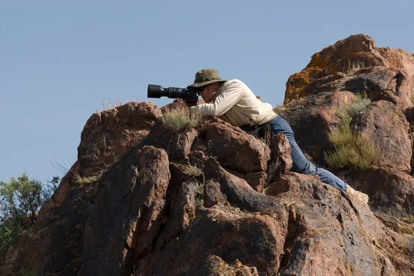 岩の間のカメラマン — ストック写真