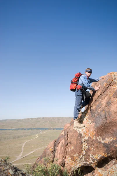 Альпинист на скале — стоковое фото