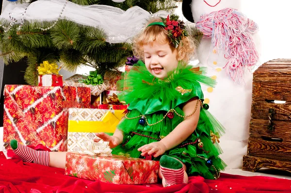 Egy lány-ajándék a karácsonyfa alatt — Stock Fotó