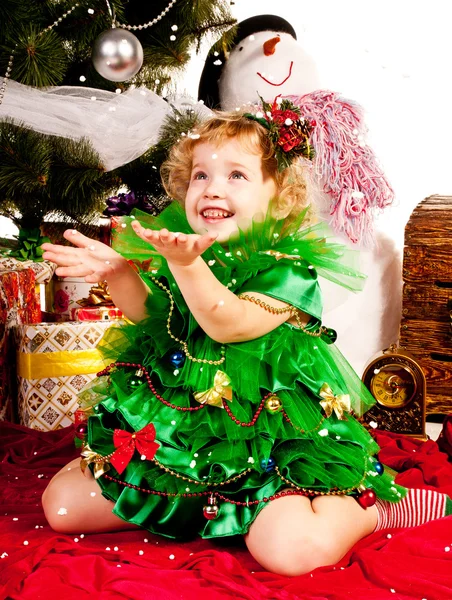 一个女孩在与礼物的圣诞树下 — 图库照片