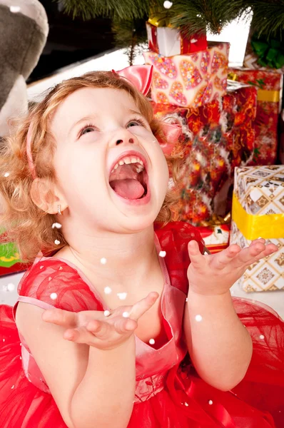 Una ragazza sotto l'albero di Natale con i regali — Foto Stock