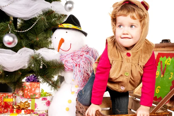 Una chica bajo el árbol de Navidad con regalos —  Fotos de Stock
