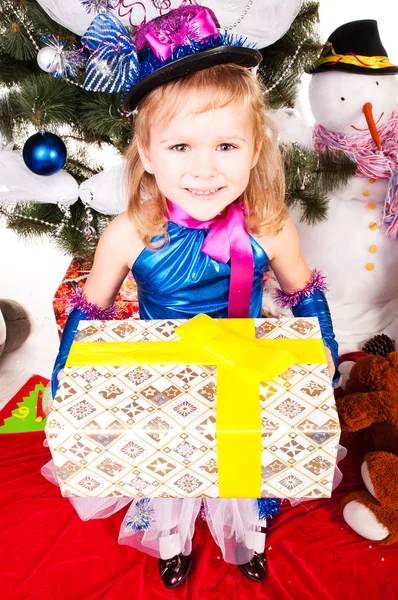 Дівчина під ялинкою з подарунками — стокове фото