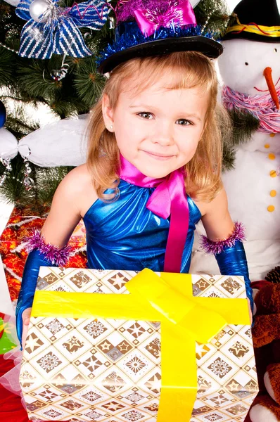 Una chica bajo el árbol de Navidad con regalos —  Fotos de Stock