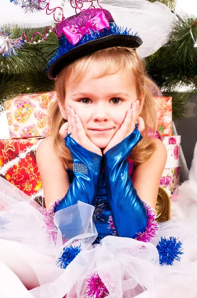 Une fille sous le sapin de Noël avec des cadeaux — Photo