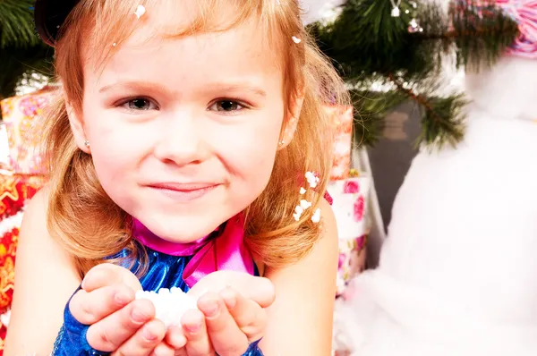 Uma menina sob a árvore de Natal com presentes — Fotografia de Stock