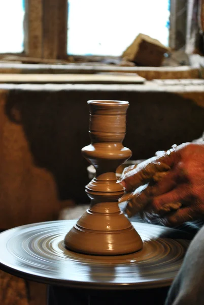 Potter faz cerâmica, esmalte escuro, artesanal, ofício velho — Fotografia de Stock