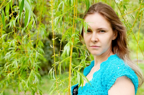 Moda ragazza ucraina in un boschetto di betulla — Foto Stock