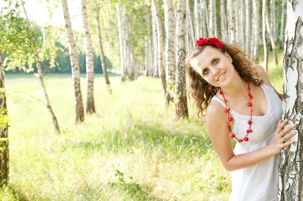 Мода украинская девушка в березовой роще — стоковое фото