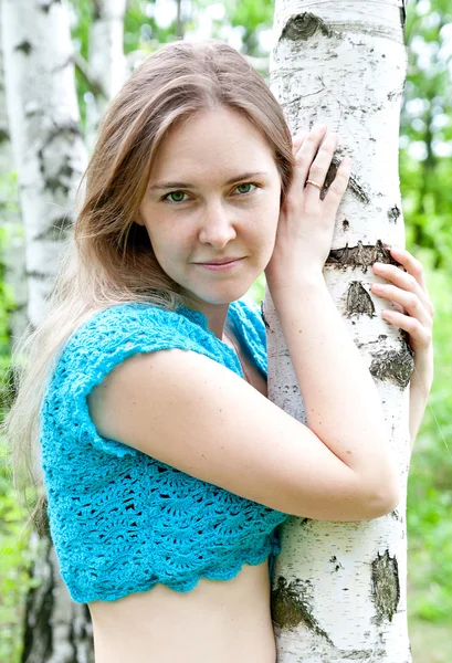 Moda chica ucraniana en un bosque de abedules — Foto de Stock