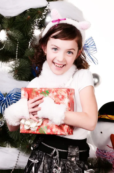 Uma menina sob a árvore de Natal com presentes — Fotografia de Stock