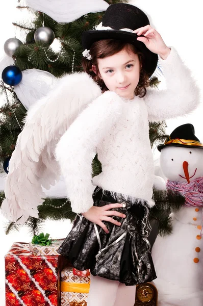 Dívka stojí poblíž vánoční stromeček — Stock fotografie
