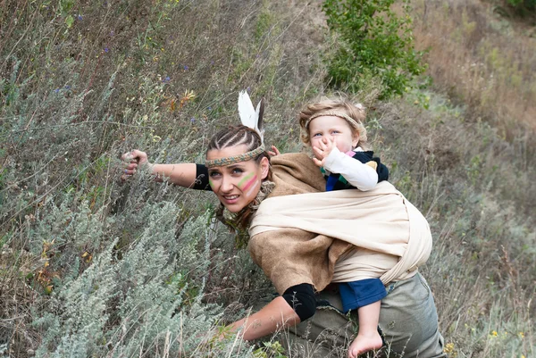 Fille indienne rouge à l'image avec votre enfant pour chasser les proies — Photo