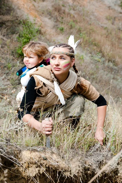 Chica india roja en la imagen con su hijo para cazar presas —  Fotos de Stock
