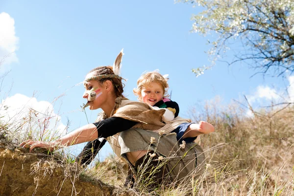 Ragazza indiana rossa nell'immagine con il vostro bambino a caccia di prede — Foto Stock