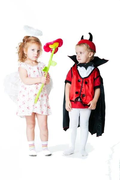 Мальчик в образе дьявола и девочка-ангел — стоковое фото